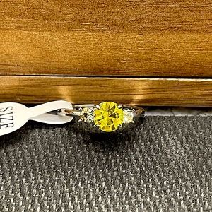 Gorgeous 3 stone ring, yellow center stone